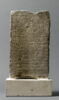 stèle ; socle ; document écrit, image 1/3
