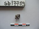 objet indéterminé ; habillement = parure, image 1/2
