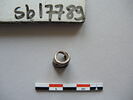 objet indéterminé ; habillement = parure, image 2/2