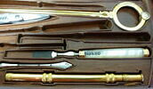 Six objets de toilette à manche de nacre du nécessaire de voyage, image 4/5