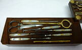 Six objets de toilette à manche de nacre du nécessaire de voyage, image 1/5