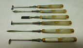 Six objets de toilette à manche de nacre du nécessaire de voyage, image 5/5