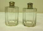 Deux paires de flacons et un grand flacon long, en cristal à bouchon en argent, du nécessaire de voyage, image 1/3