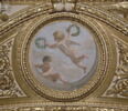 Plafond : Salle des Antonins - Les Génies de la Gloire (deux Amours dont l'un tient deux couronnes de lauriers), sur la voûte, côté est, au nord., image 3/4