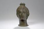 Vase funéraire en forme de tête féminine, image 1/4