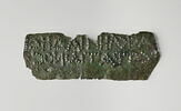 Plaquette inscrite suspendue au cou du défunt, image 2/2