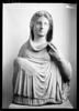 Demi-statue funéraire, femme drapée, image 2/3