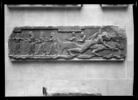 Frise architrave du temple d'Athena à Assos, combat d'Héraclès et Triton, image 2/5