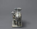 Homme trayant une bufflesse, image 8/11
