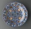 Plat aux quatre mandorles sur fond coloré, image 1/6
