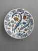 Plat aux feuilles hanceri et à à la touffe de fleurs, image 1/6
