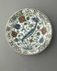 Plat au bouquet de roses et de tulipes formant un cercle, image 1/4