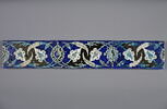 Carreau de frise aux palmettes, fleurs épanouies saz et feuilles dentelées sur fond noir et bleu, image 3/4