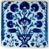Carreau au vase d'oeillets à décor de tulipes et noeud bleu, image 1/2