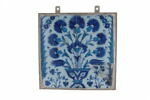 Carreau au vase d'oeillets à décor de tulipes et noeud bleu, image 2/2