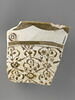 Fragments de bord de plat aux sphinx et cavalier, image 2/5