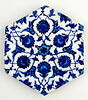 Carreau hexagonal à réseaux étoilés ponctués de rumi et de fleurs épanouies, image 2/2