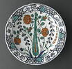 Plat au cyprès au centre d'un bouquet d'oeillets, de roses et de jacinthes, image 5/9