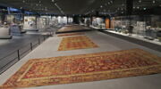 Tapis à médaillon central sur fond floral, image 2/2