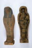 Cercueil miniature contenant une pseudo-momie d'Osiris, deux figurines de fils d'Horus et une boule magique ou scarabée, image 1/4