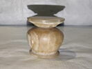 pot à kohol  ; couvercle de vase, image 3/3