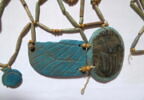 collier ; résille ; scarabée funéraire ; aile de scarabée funéraire ; amulette, image 2/4