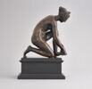 Statuette : femme à la toilette dite la Tireuse d'épine, image 3/5