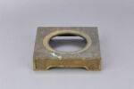 Socle en bronze doré et un fragment de garniture textile, image 1/3