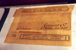 Grand fragment à fond rouge légèrement rosé orné d'un motif se répétant, représentant un homme, image 2/5