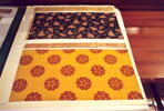 Petit fragment fond jaune, décor de fleurettes et petites feuilles, image 5/5