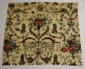 Fragment fond blanc, décor de paniers fleuris, d'arbustes, d'oiseaux, de cornes d'abondance, image 1/5