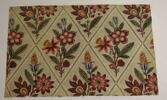 Grand fragment à fond blanc pointillé de noir décoré de fleurs dans des losanges, image 1/5